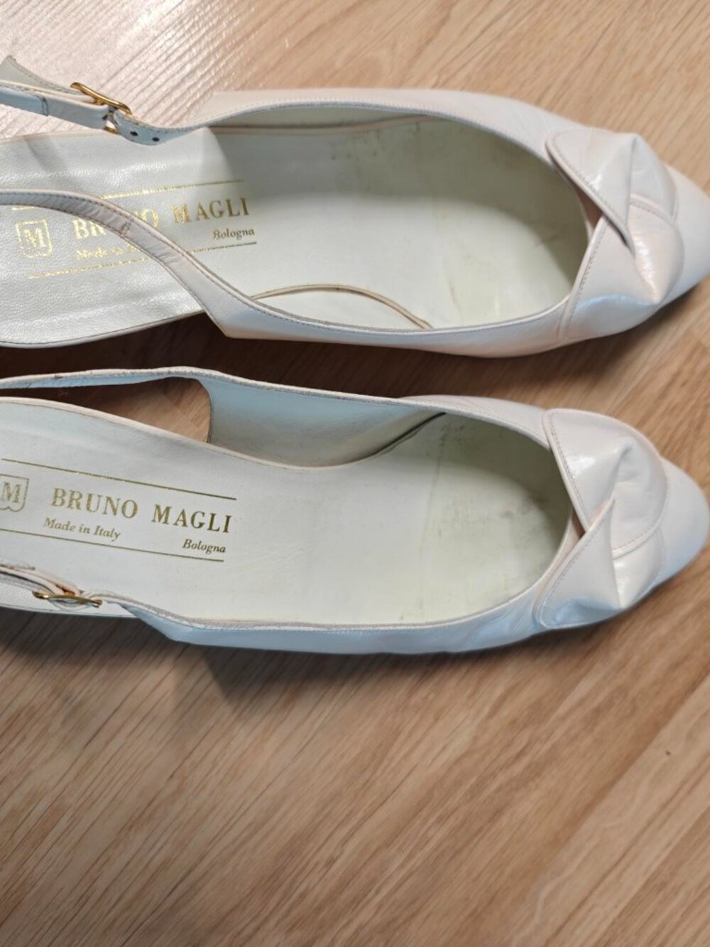 *Bruno Magli ladies Italian designer sling back pumps*